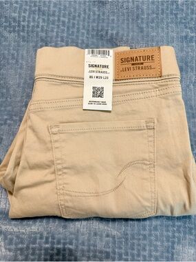 Signature by Levi Strauss Khaki Pants NWT women’s 8 short